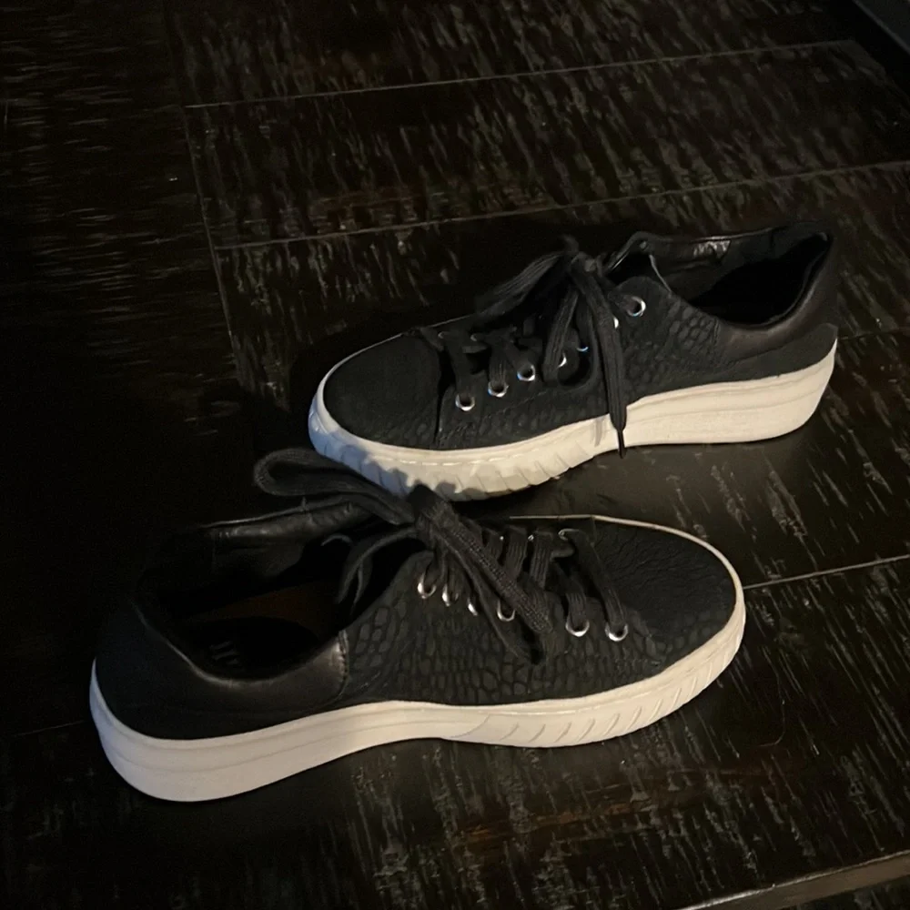 Sofft women Black Textured Sneakers - Picture 3 of 16